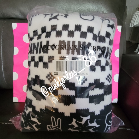 VS PINK SHERPA BLANKET - Picture 8 of 11